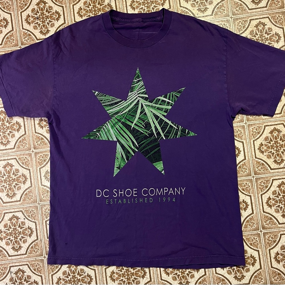 Vintage Y2K era DC Shoe Company Purple printed graphic logo spell out t-shirt L
